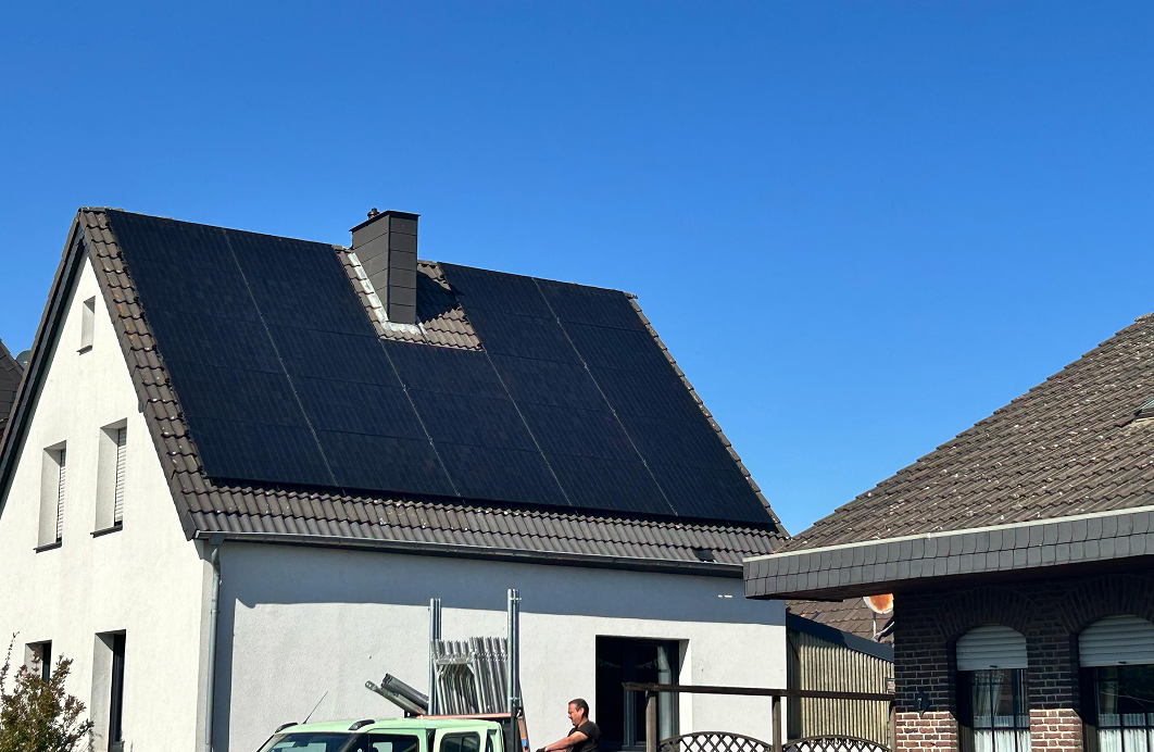 Photovoltaik Anlage auf Dach von Einfamilienhaus