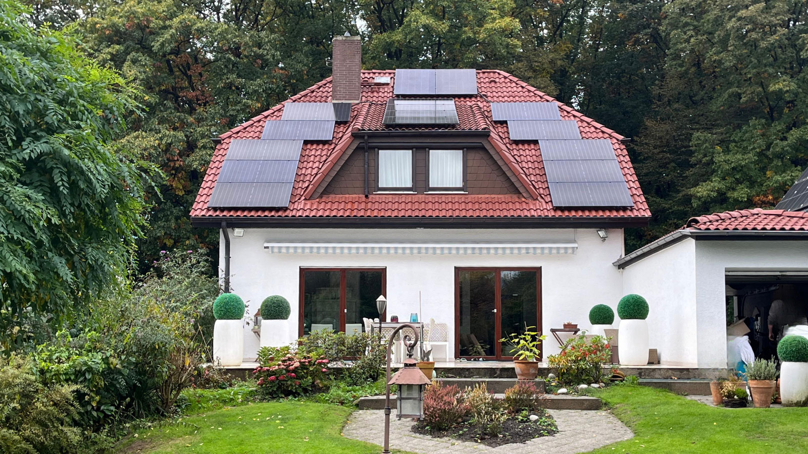 photovoltaik anlage auf dach von einfamilienhaus