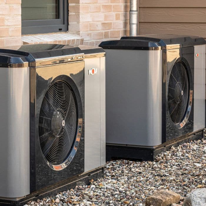 Zwei Wärmepumpen nebeneinander