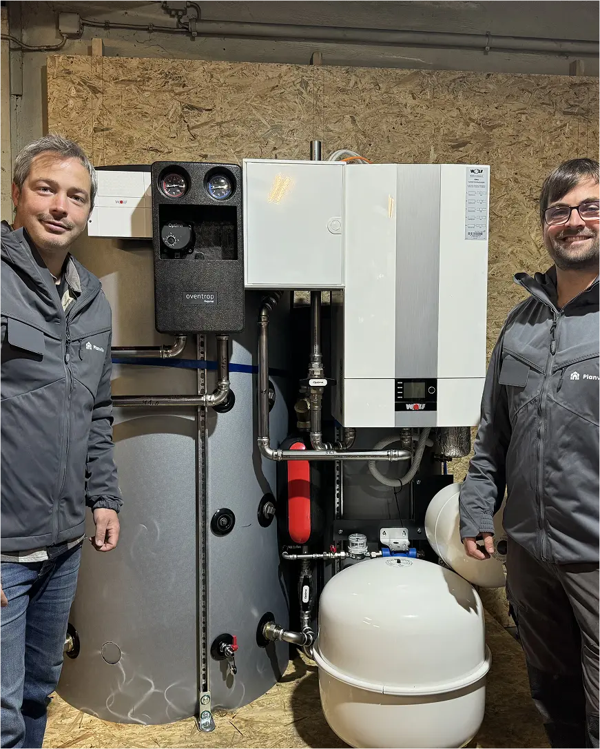 Zwei Arbeiter mit Heizungsanlage